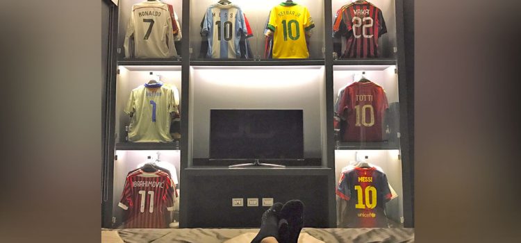 Colección de camisetas en el dormitorio de Sephan El Shaarawy