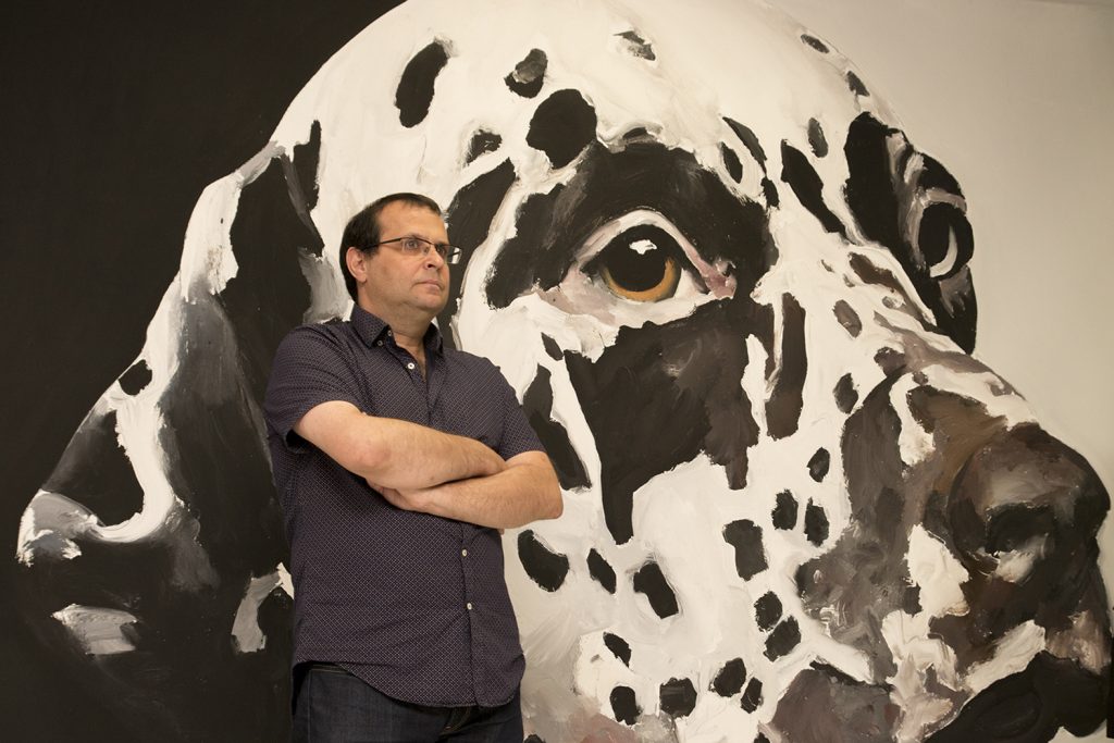 Santiago Ydañez posa junto a una de sus obras de gran formato.